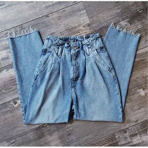 ABERCROMBIE & FITCH Super High Rise Light Wash Mom Jean Size 2